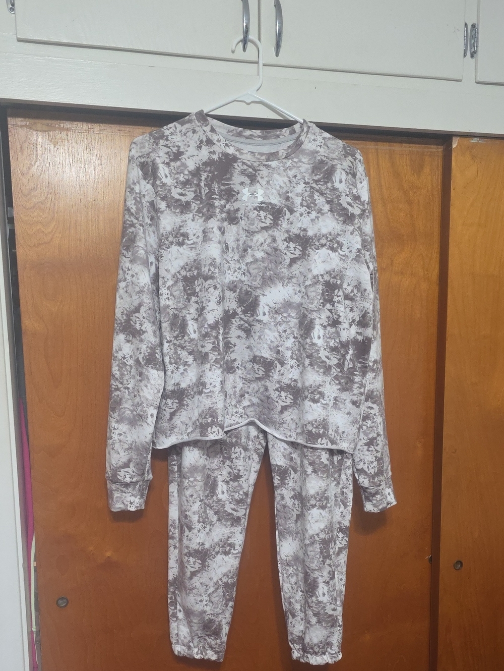 Under Armour Women's Gray Tie-Dye Long Sleeve Jogger Set